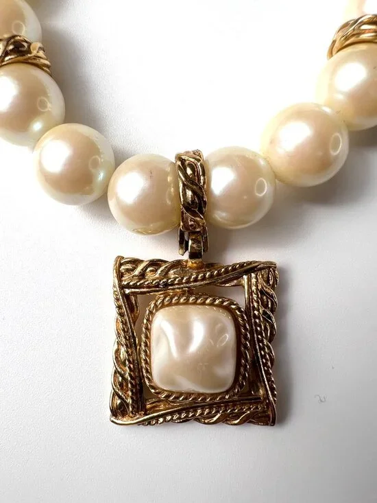 GIVENCHY Vintage Pearls Baroque Square Pendant Large White Necklace - Picture 14 of 16